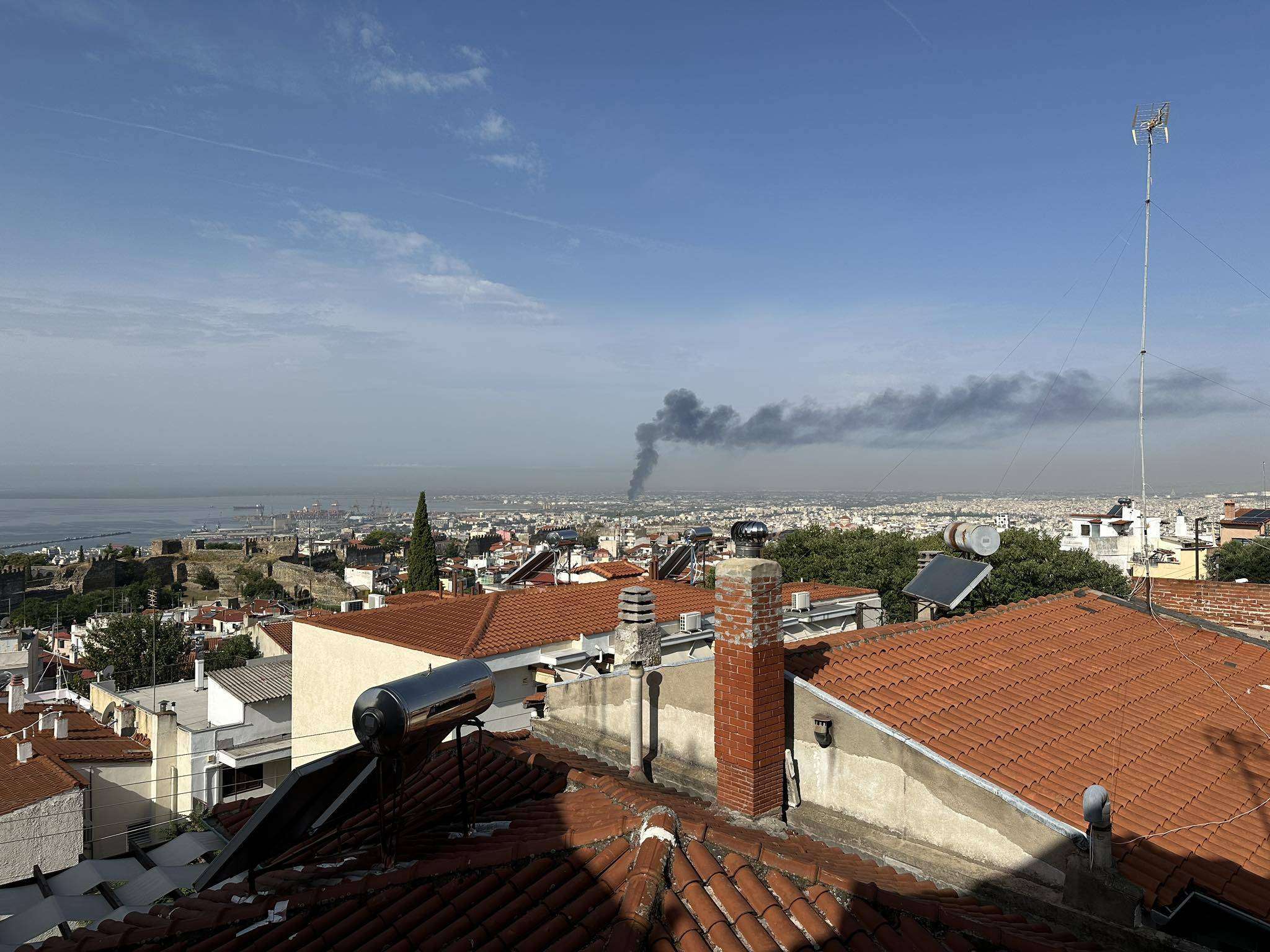 Θεσσαλονίκη: Πυρκαγιά σε εταιρεία έξω από το Καλοχώρι