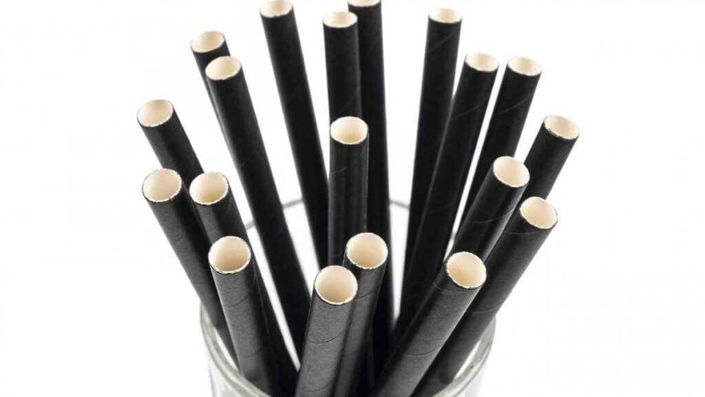 Χάρτινα καλαμάκια: Ανησυχία για την χρήση τους – Επικίνδυνα τελικά για την υγεία και το περιβάλλον