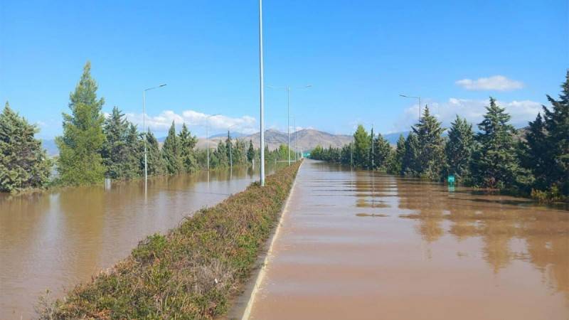 Αδιανόητες εικόνες: Παραμένει κλειστή η Εθνική Οδός – Αδιάβατη λίμνη για χιλιόμετρα η Eθνική Oδός μετά τα Τέμπη// ΒΙΝΤΕΟ