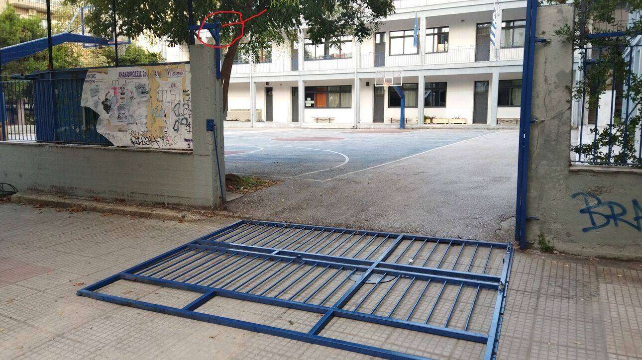Στο Βόλο καθηγήτρια τραυματίστηκε από κατάρρευση καγκελόπορτας - Στη Ρόδο εκπαιδευτικός τραυματίστηκε από πτώση σπασμένου τζαμιού