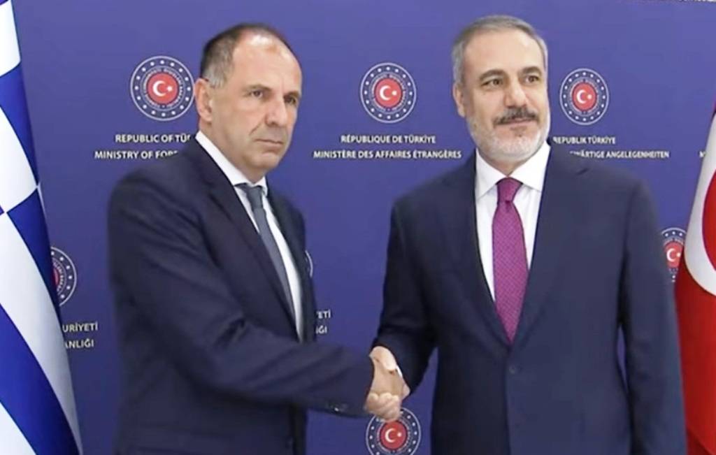 Ενώ παράνομοι μετανάστες συνεχίζουν να προωθούνται στη χώρα μας από την “γείτονα” που δεν κάνει βήμα πίσω από τις θέσεις της… για “θετική ατζέντα” έκανε λόγο ο Γεραπετρίτης στη συνάντηση με Φιντάν