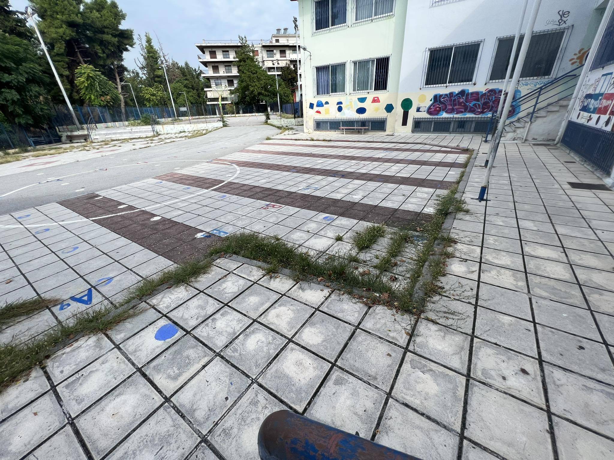 Καταγγελία: Δημοτικά σχολεία ανοίγουν τη Δευτέρα σε κτίρια με επικίνδυνα σημεία για τα παιδιά και πολλά προβλήματα