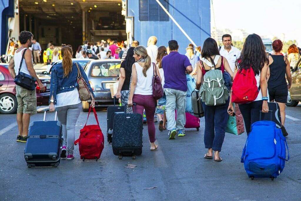 Απίστευτο: Μητέρα έμεινε εκτός πλοίου γιατί δεν μπορούσε να αποδείξει ότι τα παιδιά ήταν δικά της