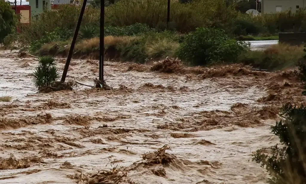 Εύβοια : Εγκλωβισμένοι πολίτες στο Δερβένι από την κακοκαιρία
