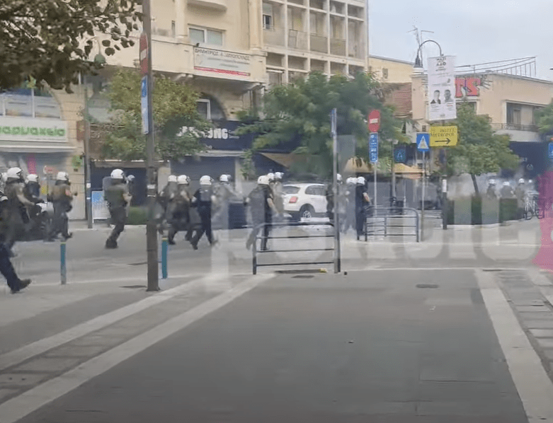 Λάρισα: Χημικά και πετροπόλεμος σε πορεία για τις πλημμύρες // ΒΙΝΤΕΟ