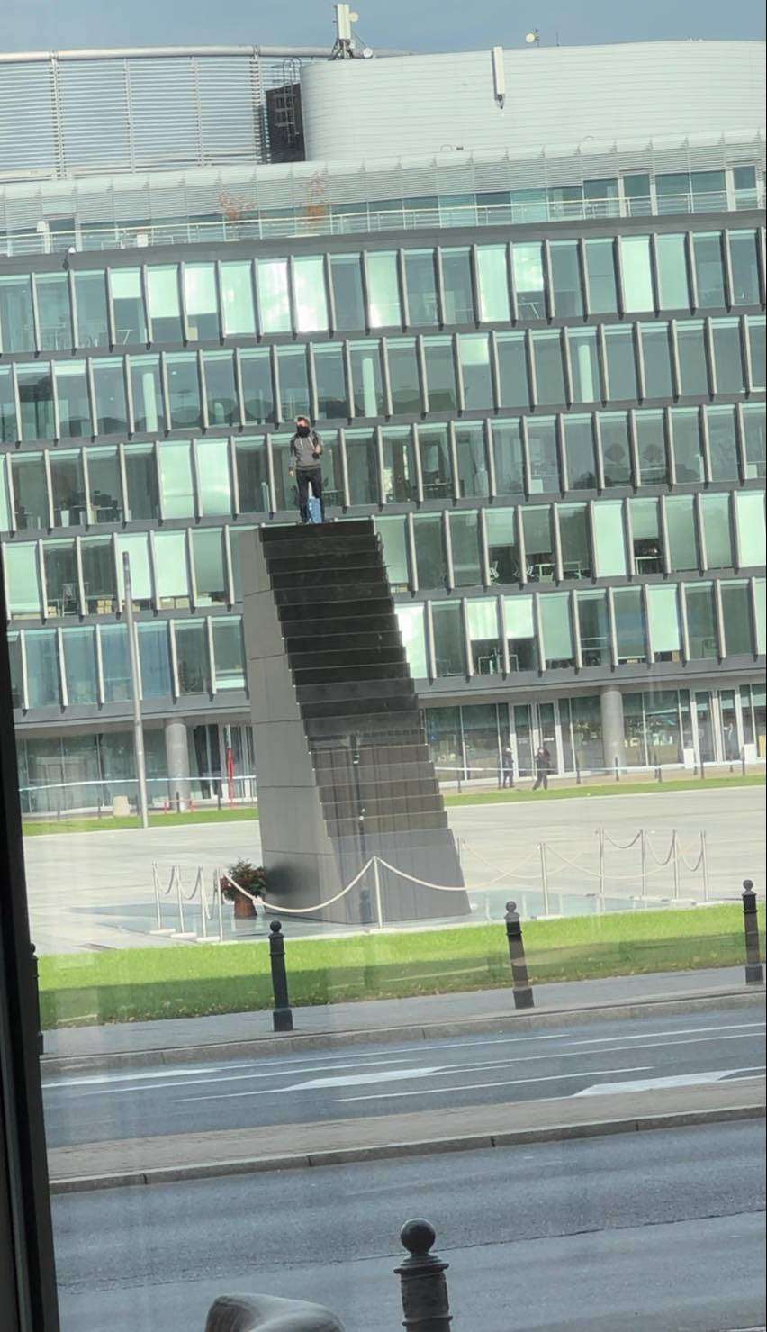 Πολωνία: Η αστυνομία απέκλεισε πλατεία της Βαρσοβίας, λόγω απειλής για βόμβα