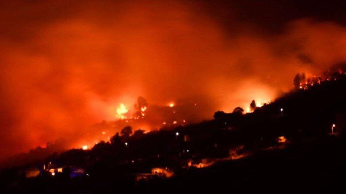 Κανάριοι Νήσοι: Μεγάλη πυρκαγιά στην Τενερίφη- Περισσότεροι από 3.000 άνθρωποι απομακρύνθηκαν από την περιοχή