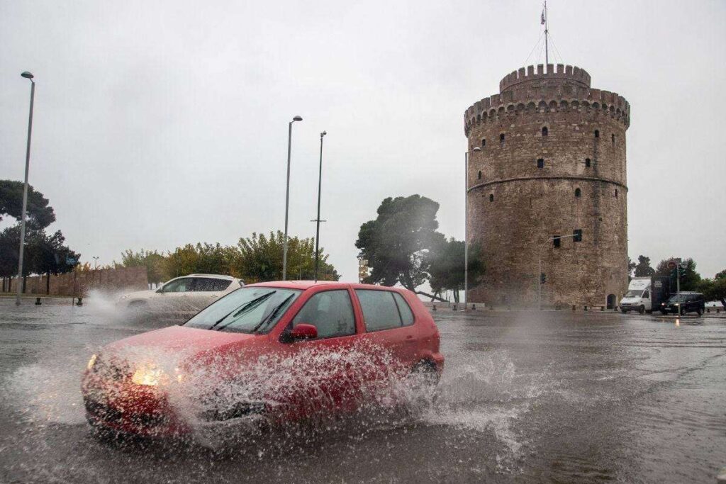 Αλλάζει για λίγο το σκηνικό του καιρού: Μπόρες και καταιγίδες αύριο – Ηλιοφάνεια την 28η Οκτωβρίου