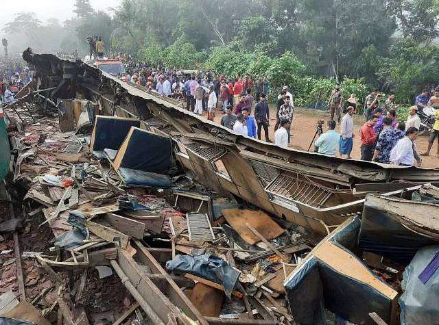 Μπαγκλαντές: Μετωπική σύγκρουση τρένων- Τουλάχιστον 17 οι νεκροί και 100 οι τραυματίες