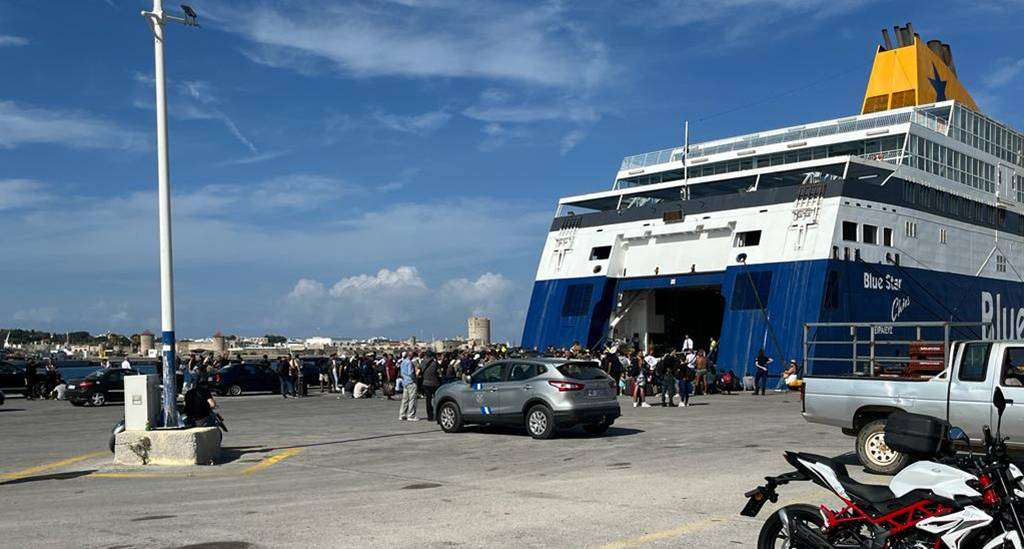 Ρόδος: Αναστάτωση στο λιμάνι – 400 μετανάστες εμποδίζουν τον απόπλου πλοίου