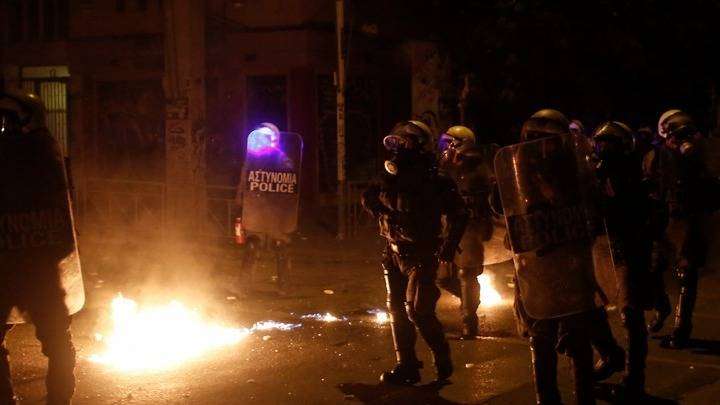 Ζωγράφου: Επεισόδια με μολότοφ και χημικά – Ένας αστυνομικός τραυματίας