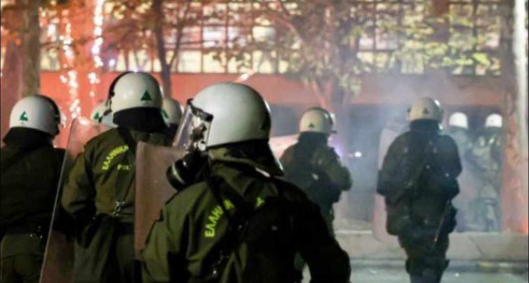 Επίθεση με εύφλεκτο υλικό σε συρμούς του ΗΣΑΠ - "Θα σας κάψουμε ζωντανούς" Βίντεο από την επίθεση στο Μοναστηράκι