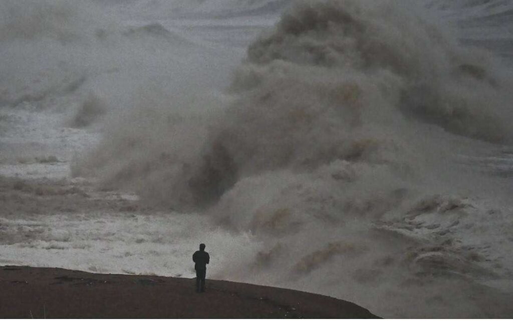 Καταιγίδα Κιαράν: Σκότωσε έξι – Μαστιγώνει την Ευρώπη με ισχυρούς ανέμους και βροχή