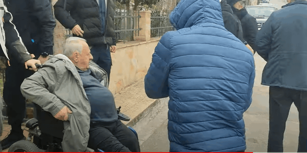 Εικόνες ντροπής στη Χαλκιδική: Πέταξαν έξω από το σπίτι του 82χρονο με αναπηρία