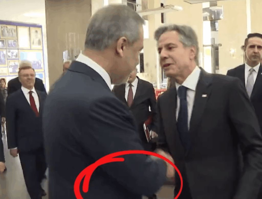 Τουρκία: Ο Φιντάν δεν ανταποκρίθηκε στην αγκαλιά και το φιλί του Μπλίνκεν // ΒΙΝΤΕΟ