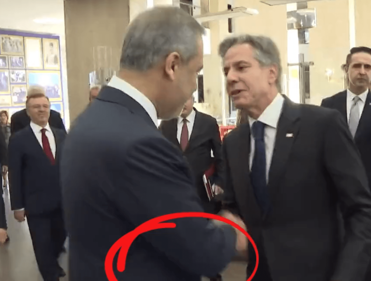 Τουρκία: Ο Φιντάν δεν ανταποκρίθηκε στην αγκαλιά και το φιλί του Μπλίνκεν // ΒΙΝΤΕΟ
