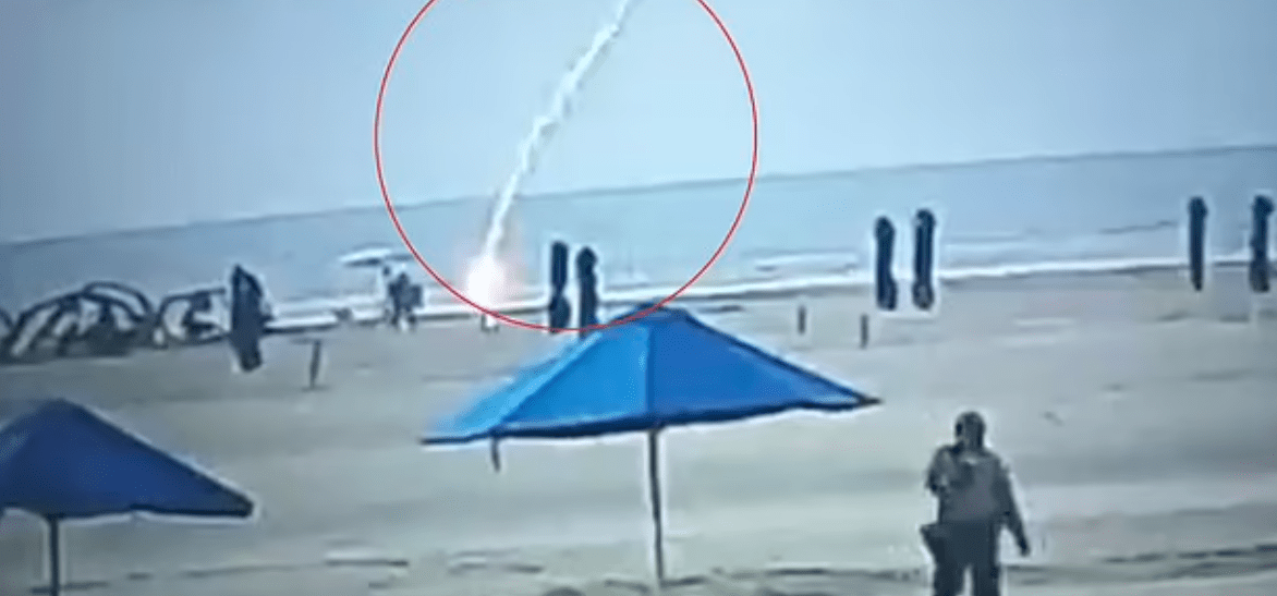 Κολομβία: H τρομακτική στιγμή που μητέρα δύο παιδιών σκοτώνεται από κεραυνό σε παραλία