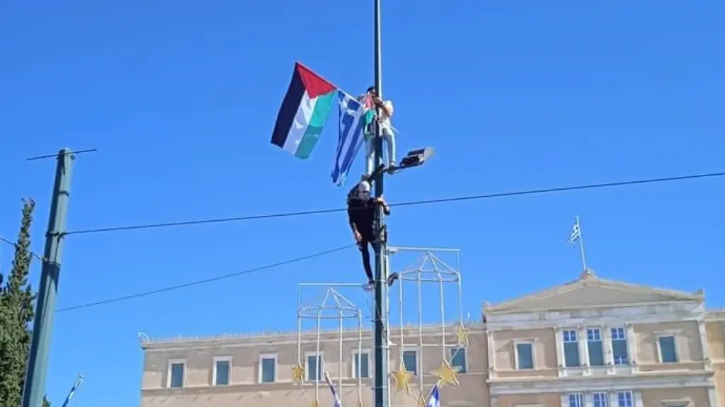 Συνελήφθη ο 22χρονος που ανέβασε την Παλαιστινιακή σημαία στο Σύνταγμα