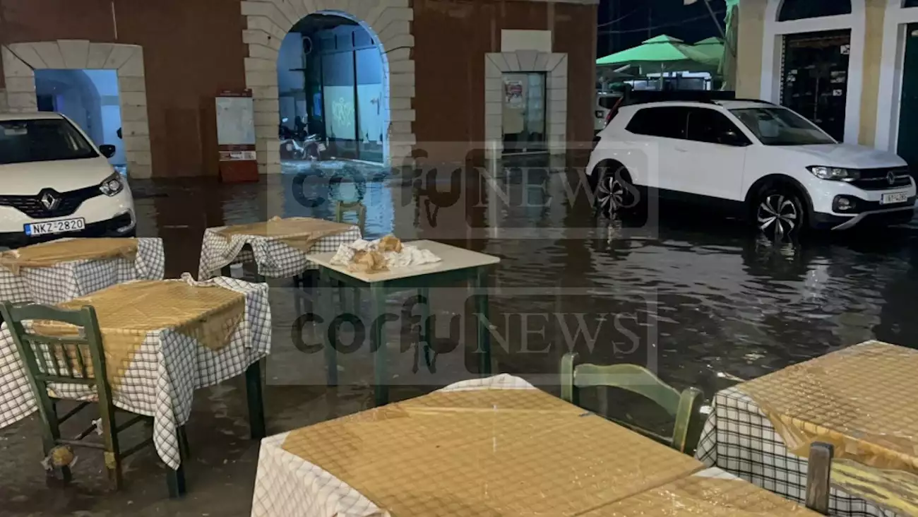 Καταστροφές στην Κέρκυρα: Πλημμύρισαν δρόμοι -Έπεσε κομμάτι από μπαλκόνι στο κέντρο της πόλης