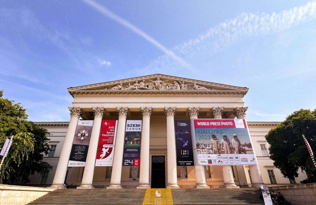 Ουγγαρία: Απαγορεύεται σε ανηλίκους η είσοδος στην έκθεση World Press Photo – Οι φωτογραφίες παραβιάζουν νόμο που αφορά τη ΛΟΑΤΚΙ+ κοινότητα