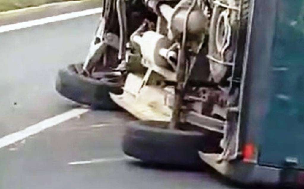 Τροχαίο με ανατροπή αυτοκινήτου στην Περιφερειακή Οδό Θεσσαλονίκης – Κυκλοφοριακό χάος!