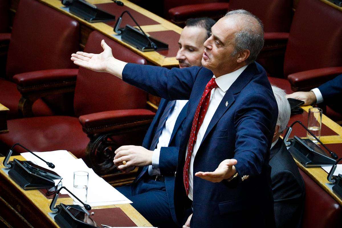 Βελόπουλος: «Όταν ήταν στην Goldman Sachs ο Κασσελάκης, δεν έκανε τα παράνομα swaps του Σημίτη; Ο μισθός του προέρχεται από τα παράνομα λεφτά που ο ίδιος καταγγέλλει» // Βίντεο