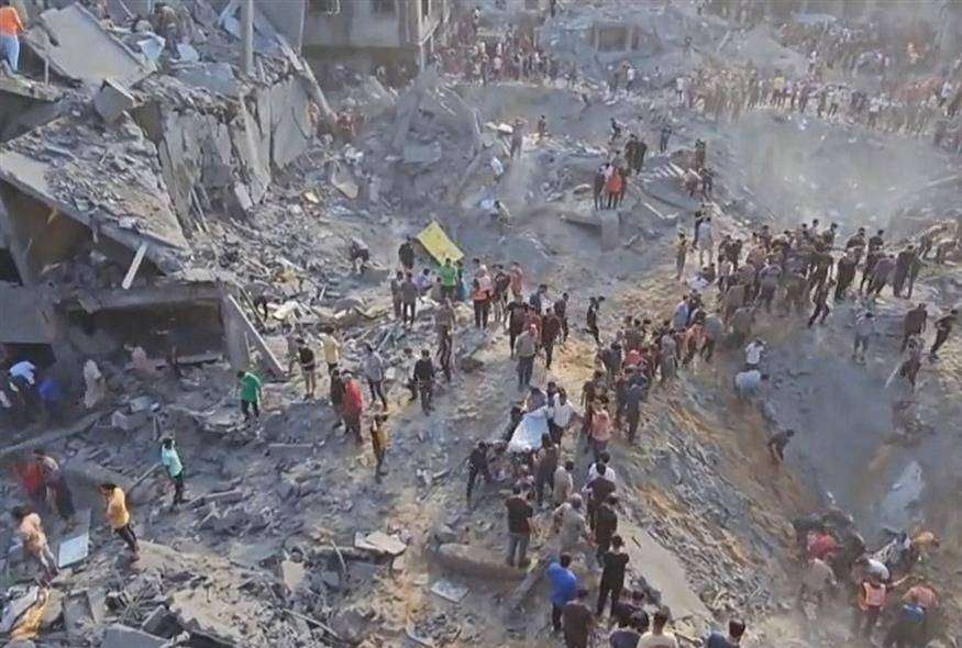 Θρήνος μετά την επιδρομή στη Τζαμπαλίγια – Δεκάδες πτώματα σε νοσοκομείο της Γάζας, γιατροί χειρουργούν στους διαδρόμους