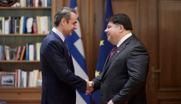 Ο Αμερικανός πρέσβης προτείνει την Ελληνοποίηση των παράνομων μεταναστών – “Σε 5-10 χρόνια θα έχουν γίνει Έλληνες”