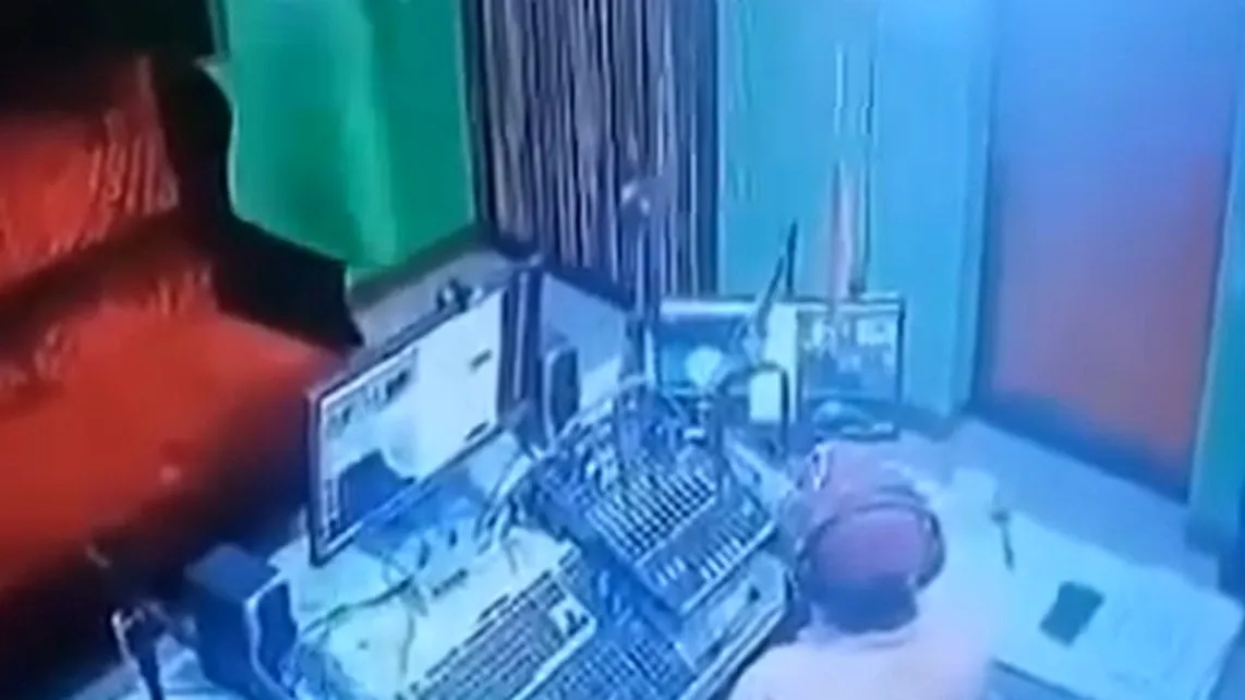 Ραδιοφωνικός παρουσιαστής εκτελέστηκε κατά τη διάρκεια ζωντανής εκπομπής - Βίντεο