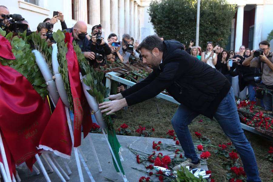 Νίκος Ανδρουλάκης: Επεισοδιακή ήταν η κατάθεση στεφάνου στο Πολυτεχνείο – Του πέταξαν καφέδες