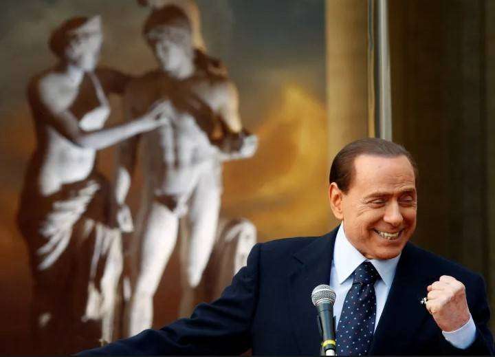 Σίλβιο Μπερλουσκόνι: H οικογένειά του σταματά την πληρωμή των 2.500€ μηνιαίως, στα κορίτσια των πάρτι «Bunga-Bunga»