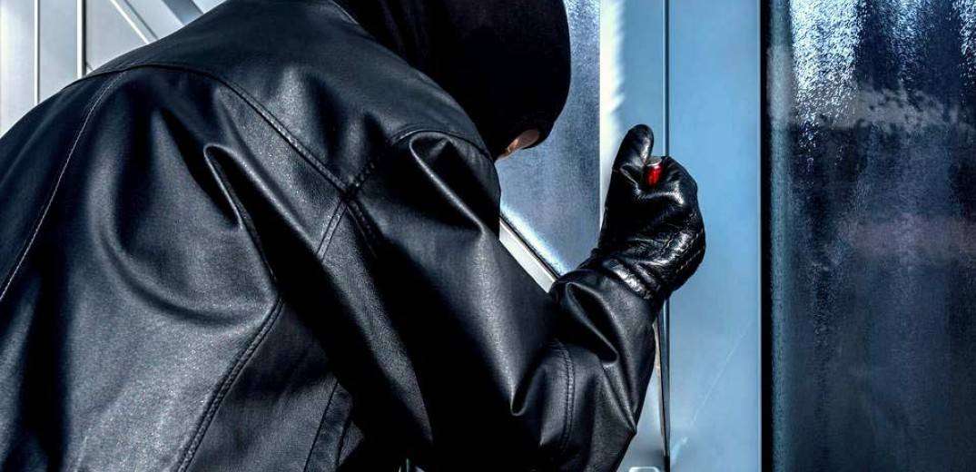 Θεσσαλονίκη: Έσπασαν τη τζαμαρία και μπήκαν σε κατάστημα στον πιο κεντρικό δρόμο της πόλης.