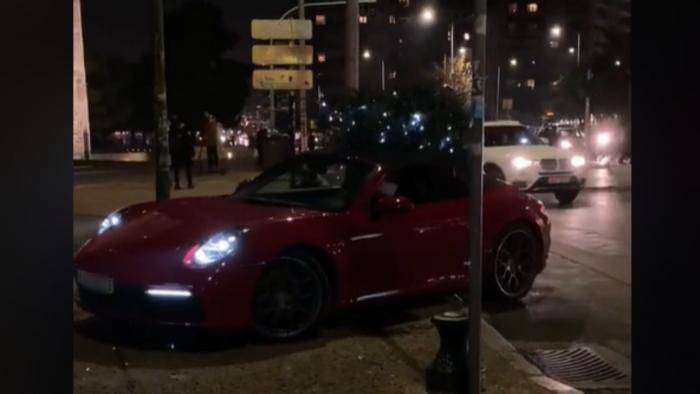Θεσσαλονίκη: Έβαλε στην οροφή της Porsche ένα Χριστουγεννιάτικο δέντρο και πήρε τους δρόμους
