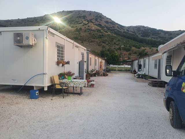 Δαμάσι Τυρνάβου: Τρία χρόνια μετά το σεισμό και ακόμη ζουν σε κοντέινερ -Μόνο 5 από τις 180 οικογένειες πήραν αποζημίωση