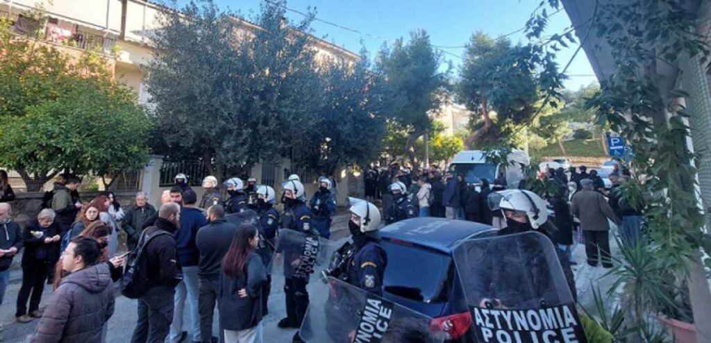 Με ΜΑΤ ξεσπιτώνουν οικογένεια αναπήρων στα Άνω Πετράλωνα