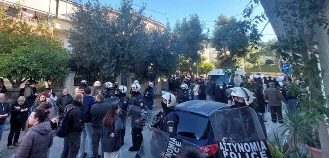 Με ΜΑΤ ξεσπιτώνουν οικογένεια αναπήρων στα Άνω Πετράλωνα