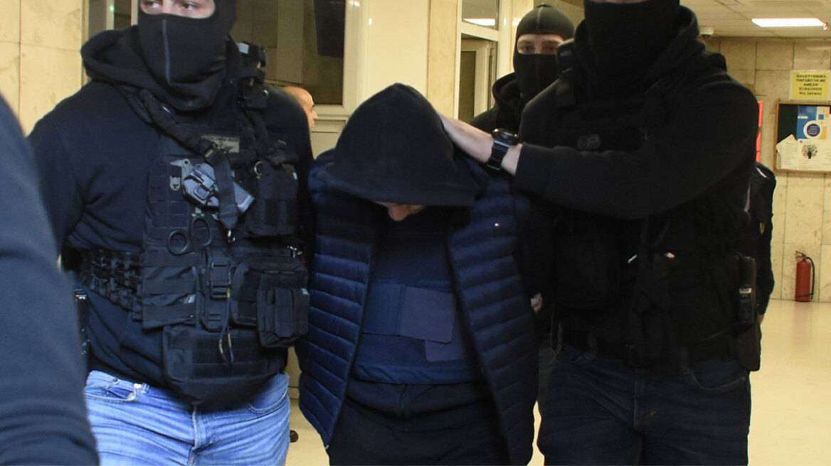 Προθεσμία για την Πέμπτη έλαβε ο 18χρονος για την επίθεση με ναυτική φωτοβολίδα σε βάρος του 31χρονου αστυνομικού