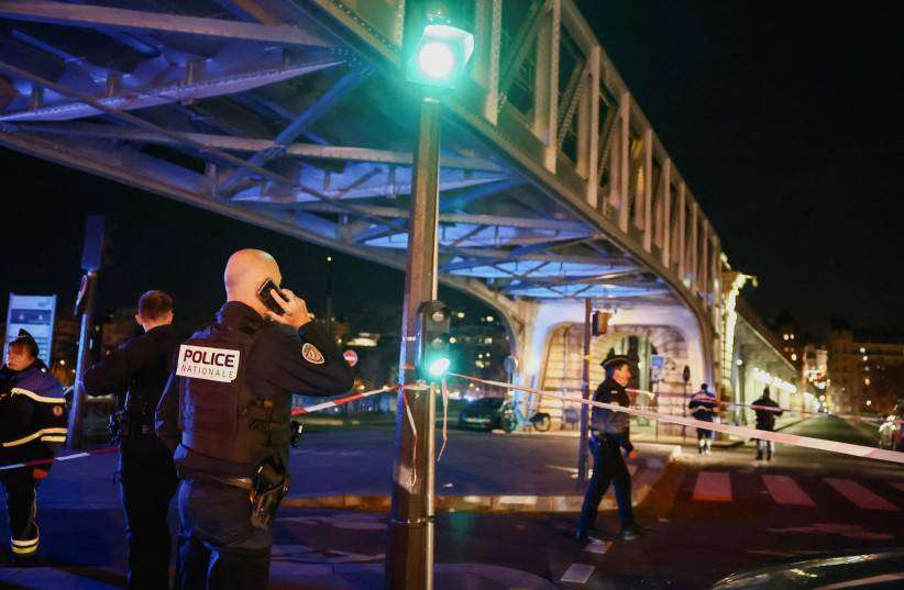 Παρίσι: Μουσουλμάνος εξτρεμιστής με μαχαίρι και σφυρί, ουρλιάζει «Αλλάχου Άκμπαρ», δολοφονεί ένα άτομο, τραυματίζει άλλους δύο