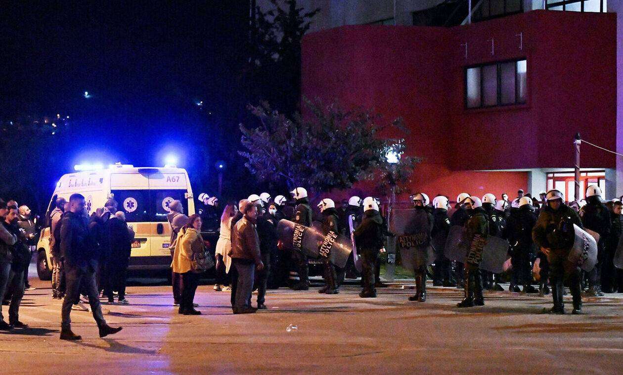 Την πόρτα της Εισαγγελίας περνά σήμερα ο 18χρονος που έριξε φωτοβολίδα στον αστυνομικό