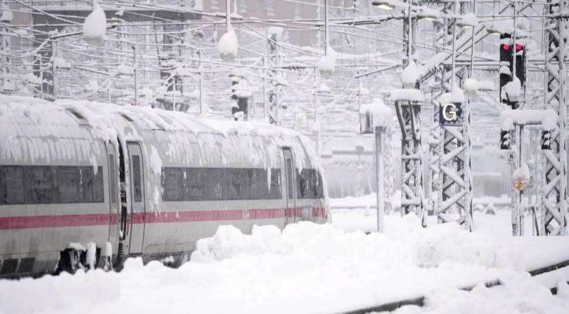 Σφοδρή χιονόπτωση προκαλεί ταξιδιωτικό χάος στη Γερμανία: «Παρέλυσαν» τα ΜΜΜ – Εκατοντάδες πτήσεις ακυρώθηκαν