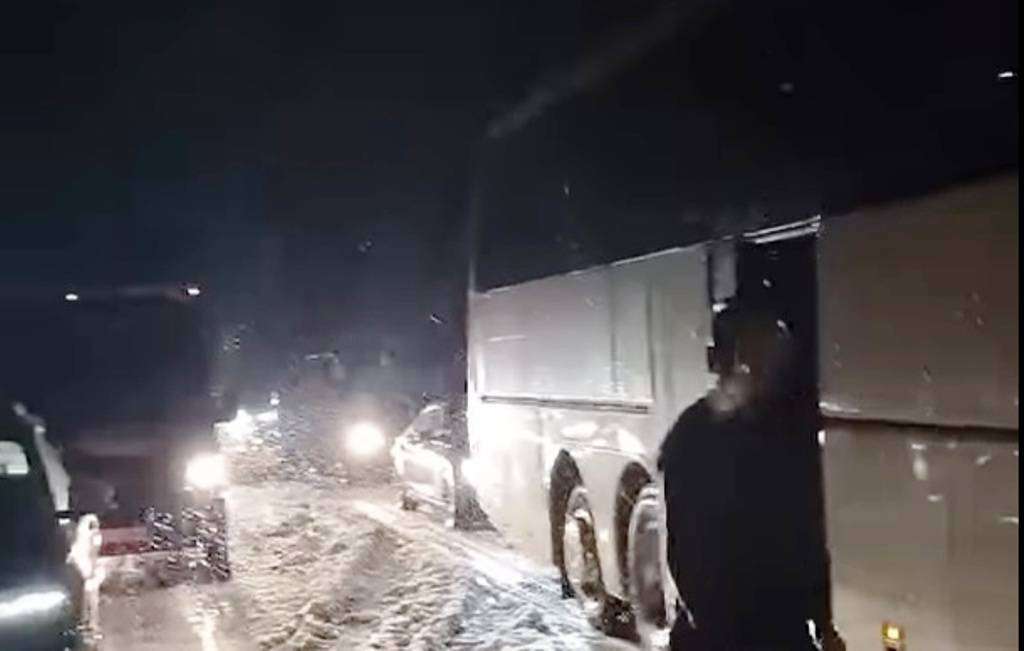 17 ώρες εγκλωβισμένοι στα χιόνια μεταξύ Πράγας και Βιέννης 100 Έλληνες επιβάτες λεωφορείων
