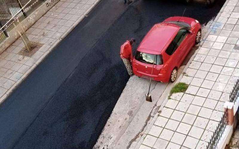 Θεσσαλονίκη: «Μισές» δουλειές στην Άνω Τούμπα – Έστρωσαν άσφαλτο, γύρω-γύρω από παρκαρισμένο ΙΧ