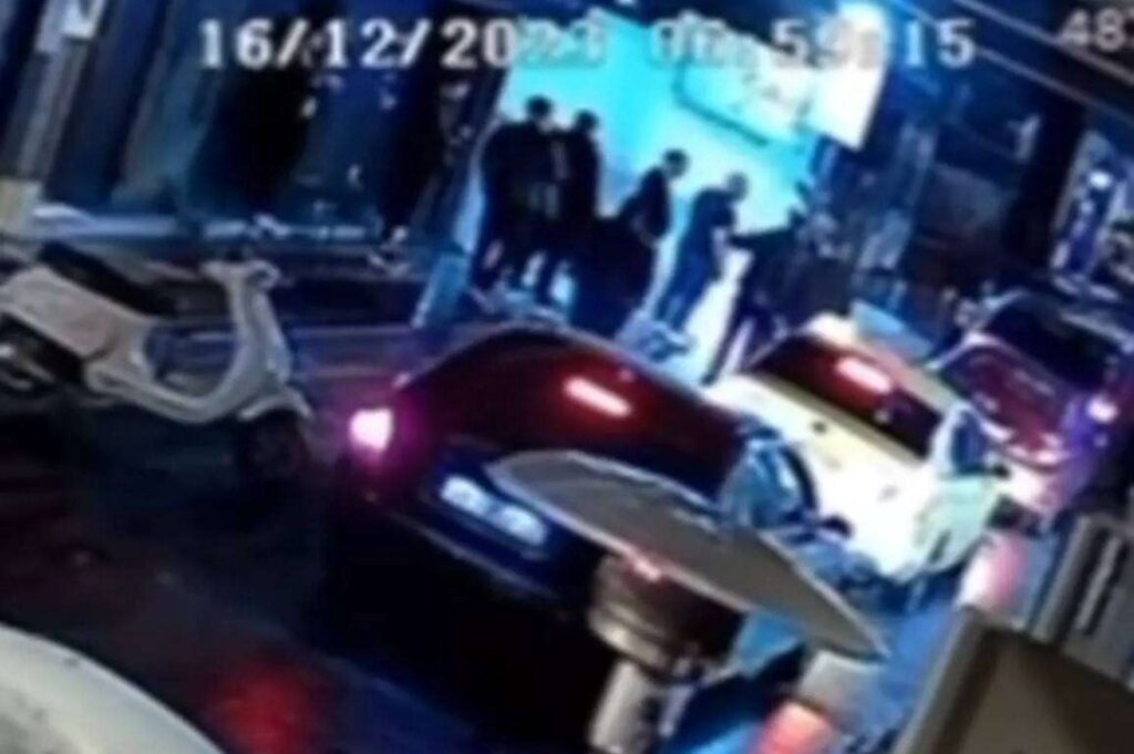 Σοκαριστικό βίντεο από τους πυροβολισμούς στο Γκάζι: Καρέ-καρέ η στιγμή που ο δράστης πυροβολεί «εξ επαφής» τους τρεις Κρητικούς: ΠΡΟΣΟΧΗ – ΣΚΛΗΡΕΣ ΕΙΚΟΝΕΣ