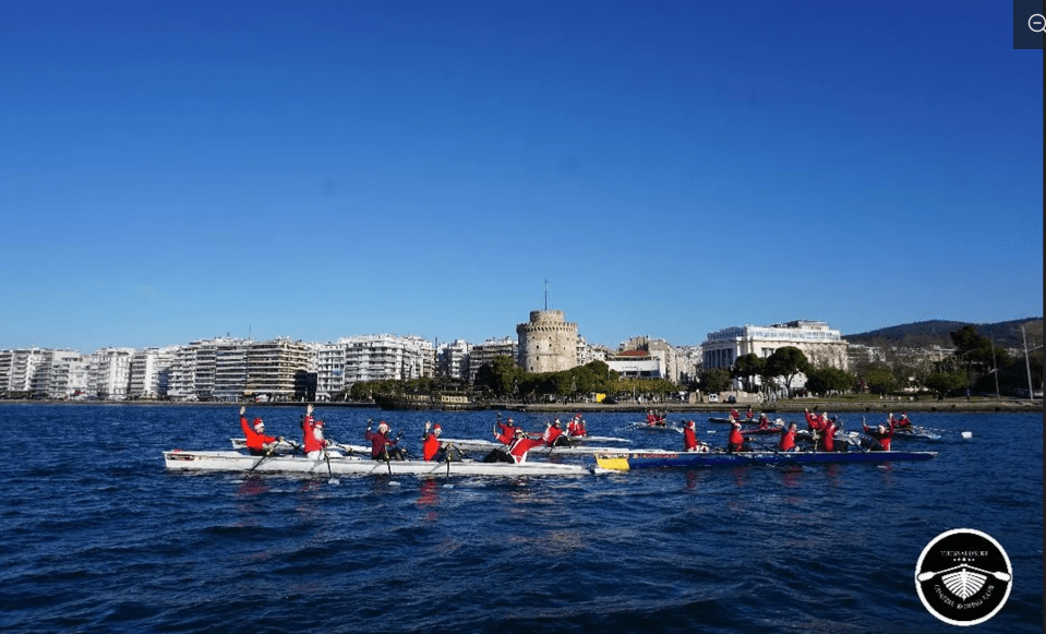 Οι Άγιοι Βασίληδες στη Θεσσαλονίκη δεν ήρθαν από την καμινάδα, αλλά τραβώντας κουπί στα νερά του Θερμαϊκού