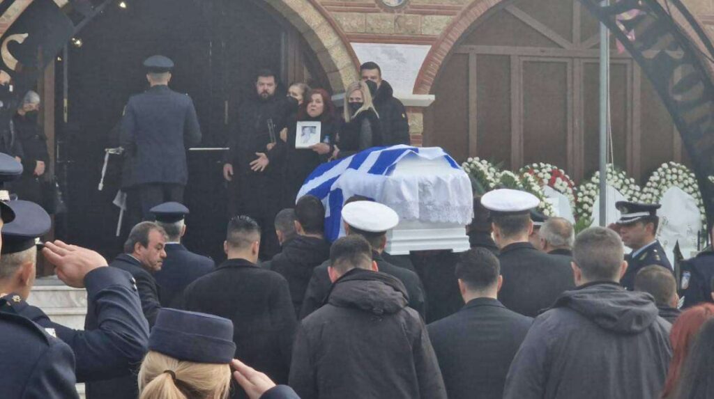 «Γιατί παλικάρι μου, γιατί;»: Απαρηγόρητη στην κηδεία η μάνα του 32χρονου αστυνομικού που δολοφονήθηκε από τον Νορβηγό