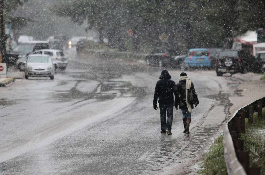 O καιρός σήμερα: Χειμερινό σκηνικό με βροχές, χιονοπτώσεις και δυνατούς ανέμους