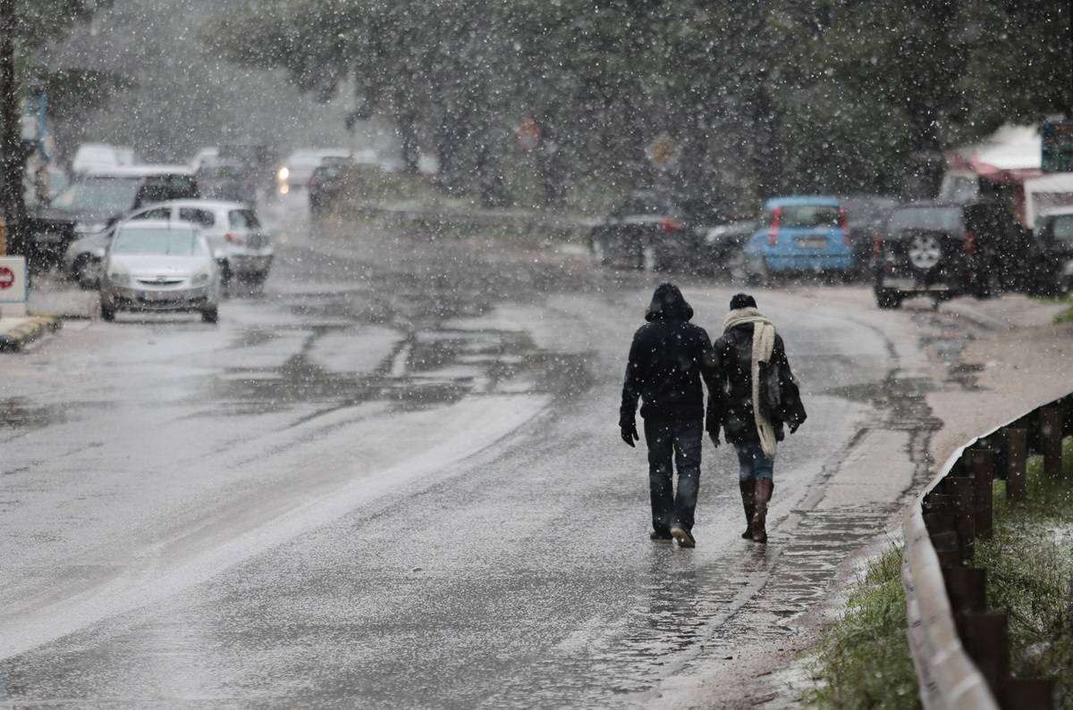 O καιρός σήμερα: Χειμερινό σκηνικό με βροχές, χιονοπτώσεις και δυνατούς ανέμους