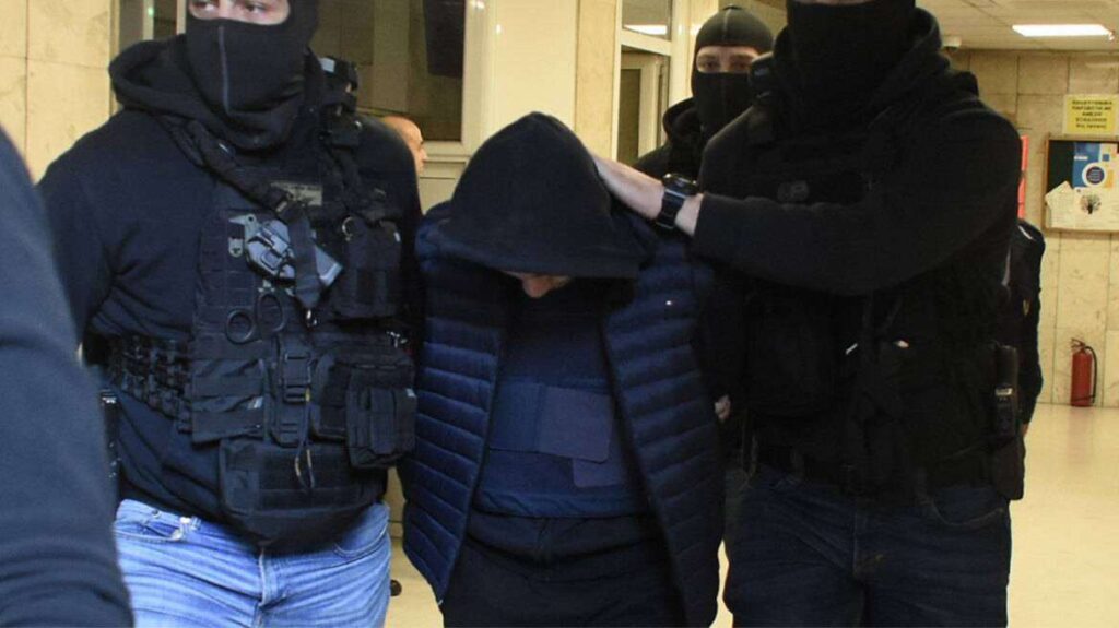 Προφυλακιστέος κρίθηκε ο 18χρονος που έριξε τη φωτοβολίδα στα επεισόδια του Ρέντη