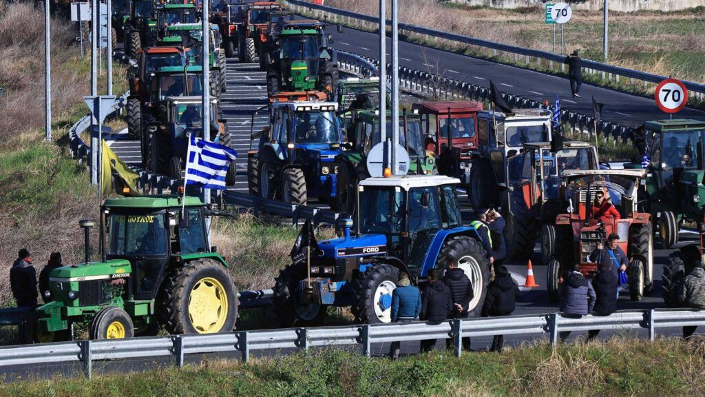 Αγρατικές κινητοποιήσεις:Οι αγρότες έκλεισαν την Εθνική Οδό Αθηνών – Λαμίας στο ύψος της Αταλάντης