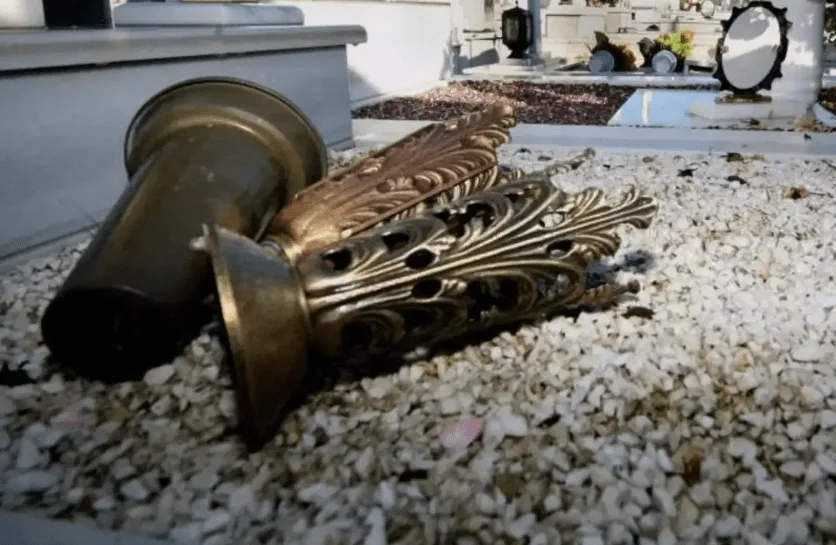 Τέλος στη δράση 21χρονου που είχε «ρημάξει» Κοιμητήρια